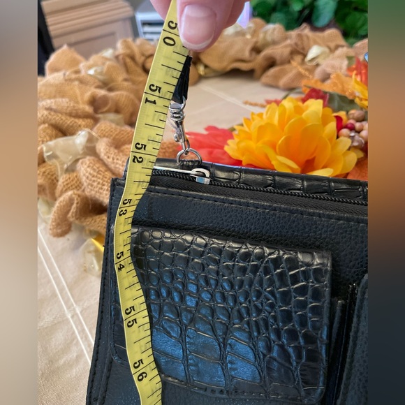 Medium Sized Black Crossbody with many options for storage. - Picture 12 of 12